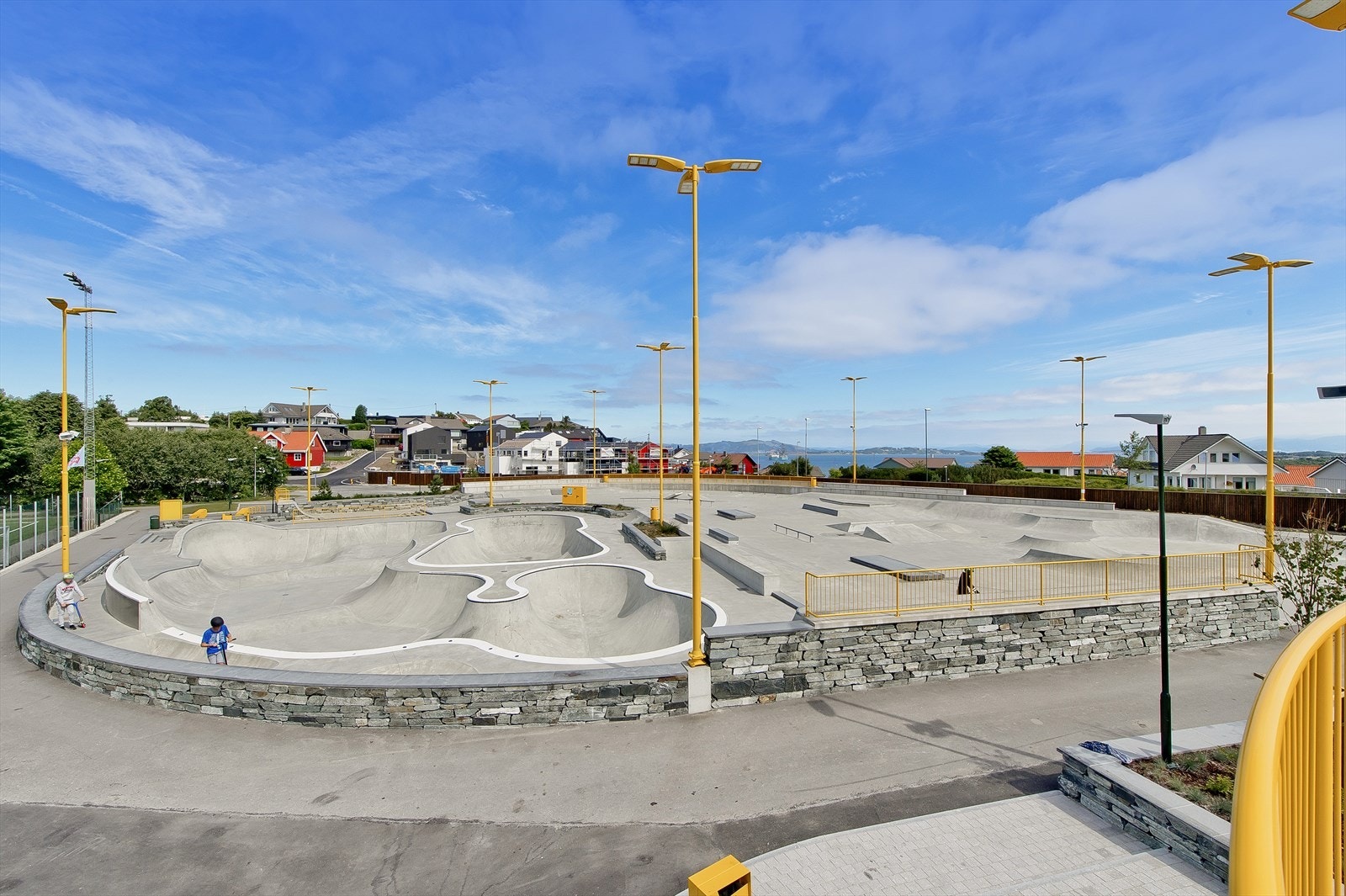 Ved VBK-banen finner man flere fotballbaner. både kunstgress og grus, samt Padel-senter og skatepark. Galleribilde