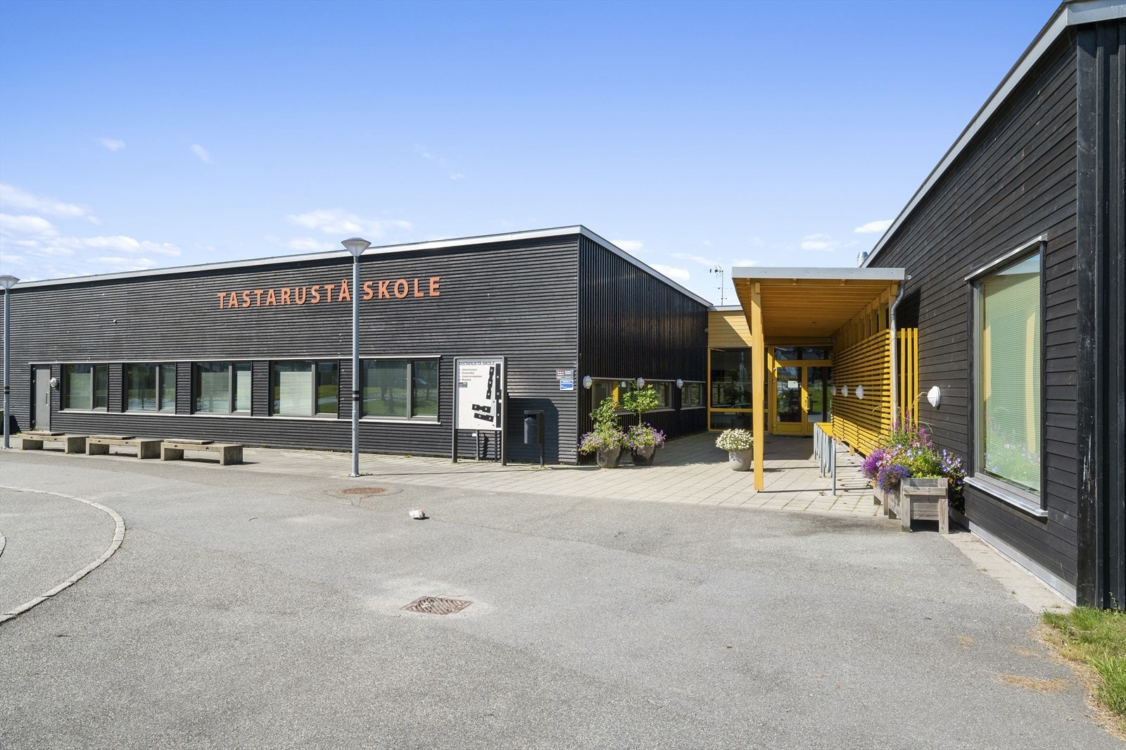 Fra boligen finner man flere barnehager og skoler innen kort gange. Galleribilde