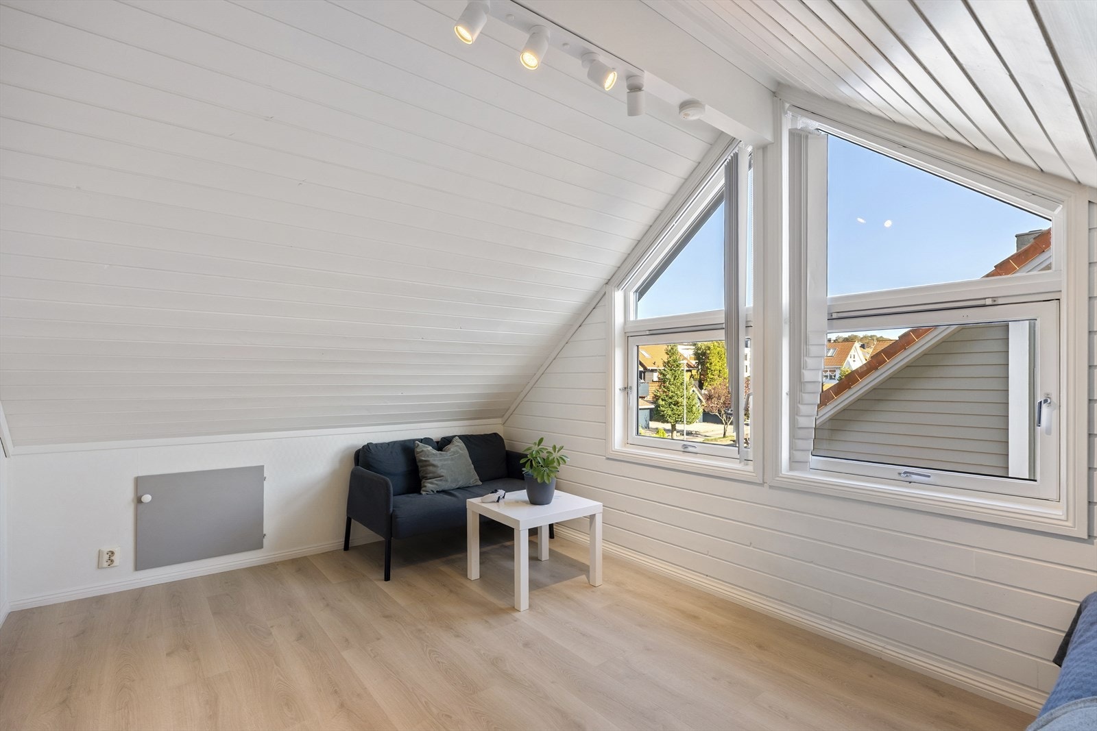 I boligens loftsetasje (2. etasje) finner man en gang, to soverom og et bad. Hele etasjen ble oppgradert med ny laminat i 2025. Galleribilde