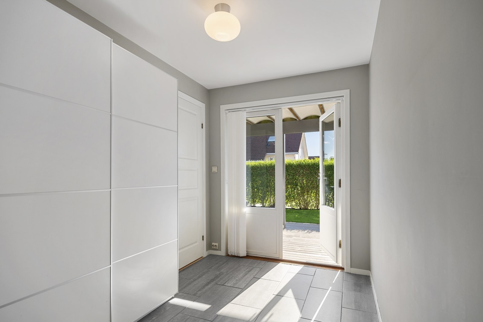 Gang med romslig skyvedørsgarderobe. Galleribilde
