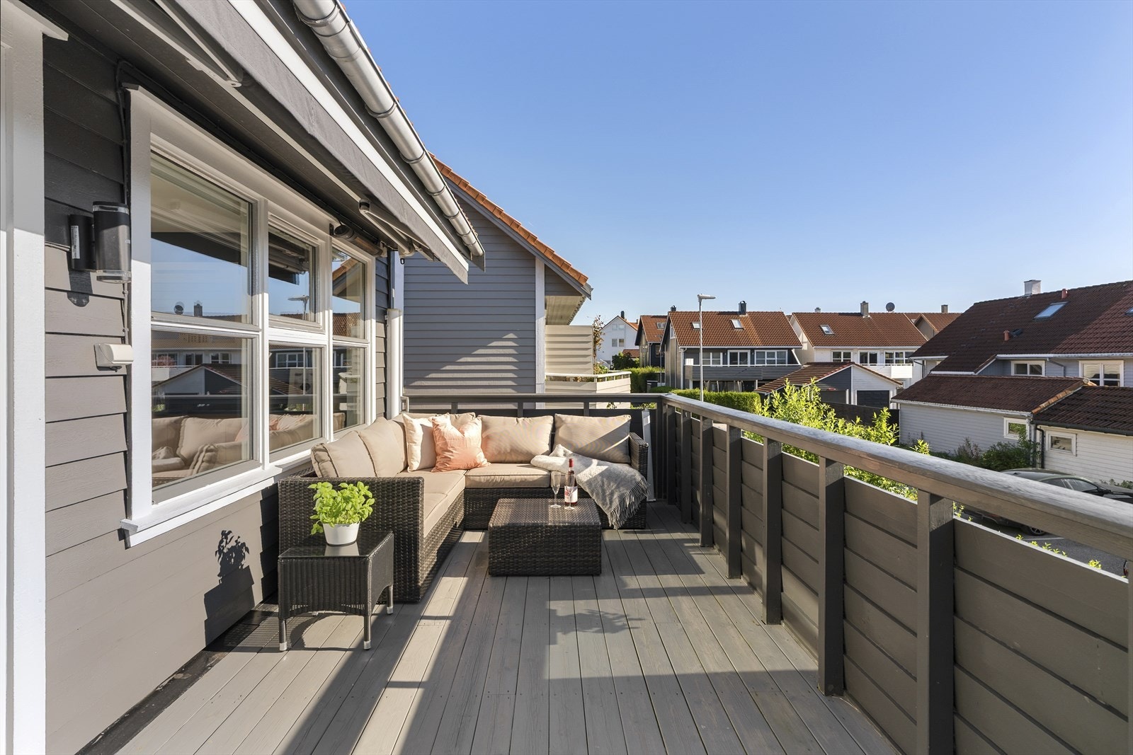 Fra stue/kjøkken er det utgang til en herlig veranda på ca. 20 m². Her er det fantastiske solforhold. Galleribilde