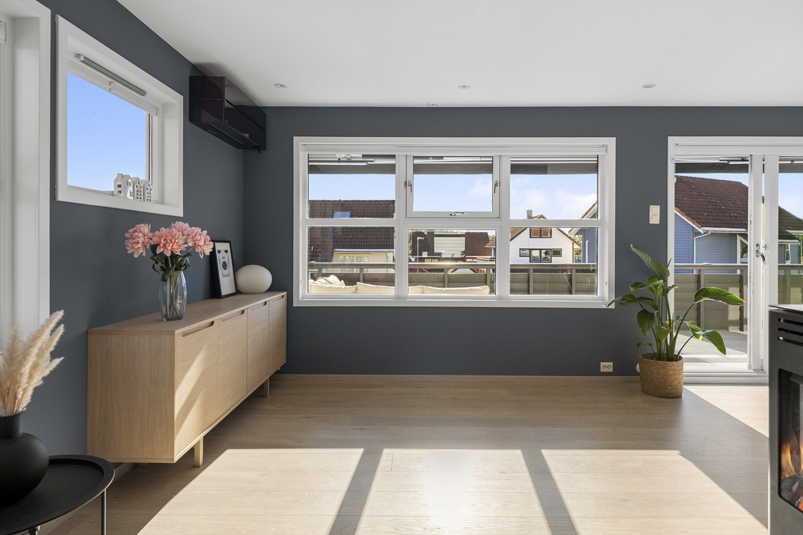 Velkommen inn! Boligen har en åpen og sosial stue- og kjøkkenløsning, hvor store vindusflater sørger for rikelig med naturlig lys og en luftig romfølelse. Galleribilde