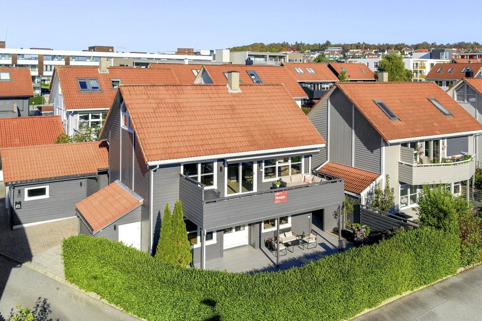 Velkommen til Smietunet 25! En flott og innbydende enebolig beliggende i et rolig og barnevennlig boligområde på Tasta. Galleribilde