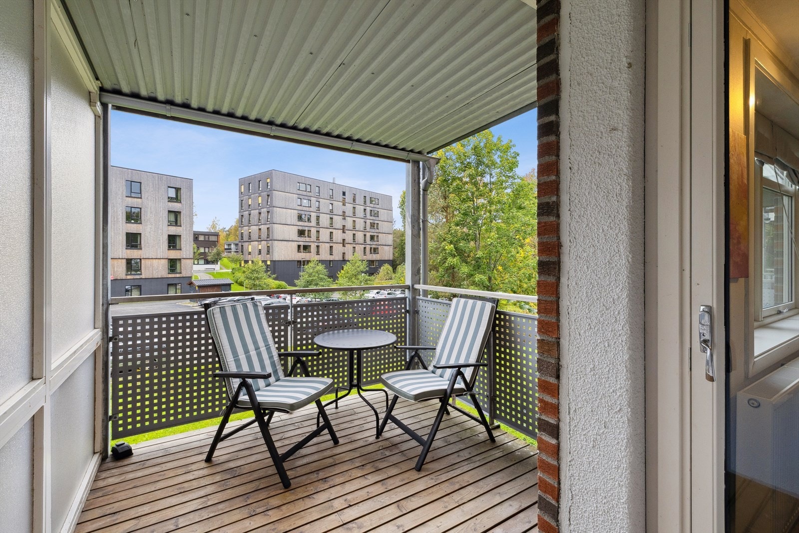 Herlig vestvendt balkong med god plass til utemøbler Galleribilde