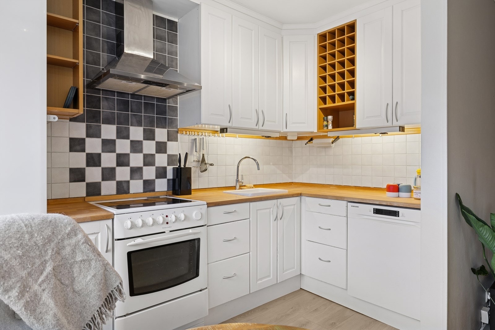 Her er det godt med benkeplass og fine oppbevaringsmuligheter i skuffer og skap Galleribilde