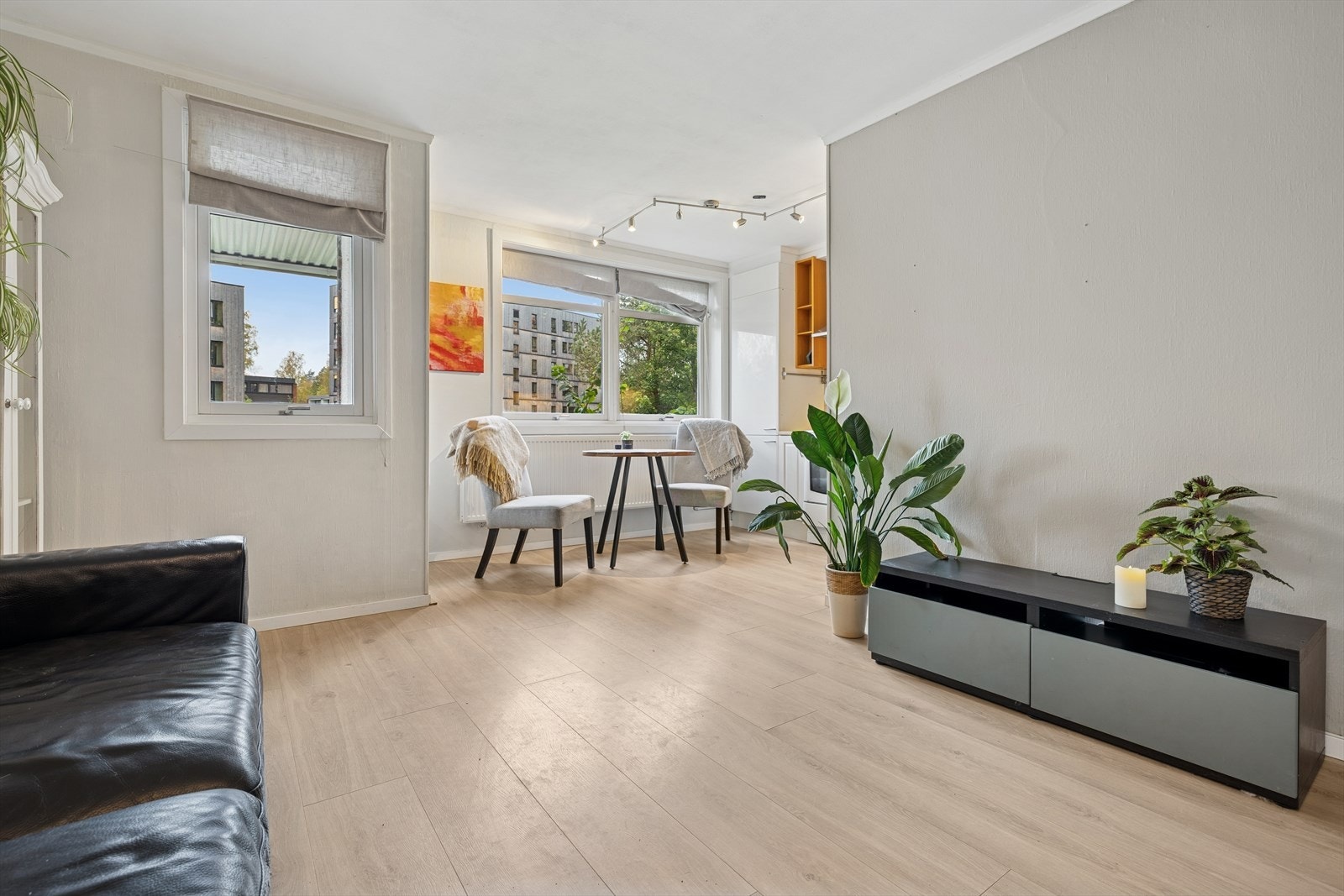 Lys og luftig stue som enkelt lar seg møblere Galleribilde