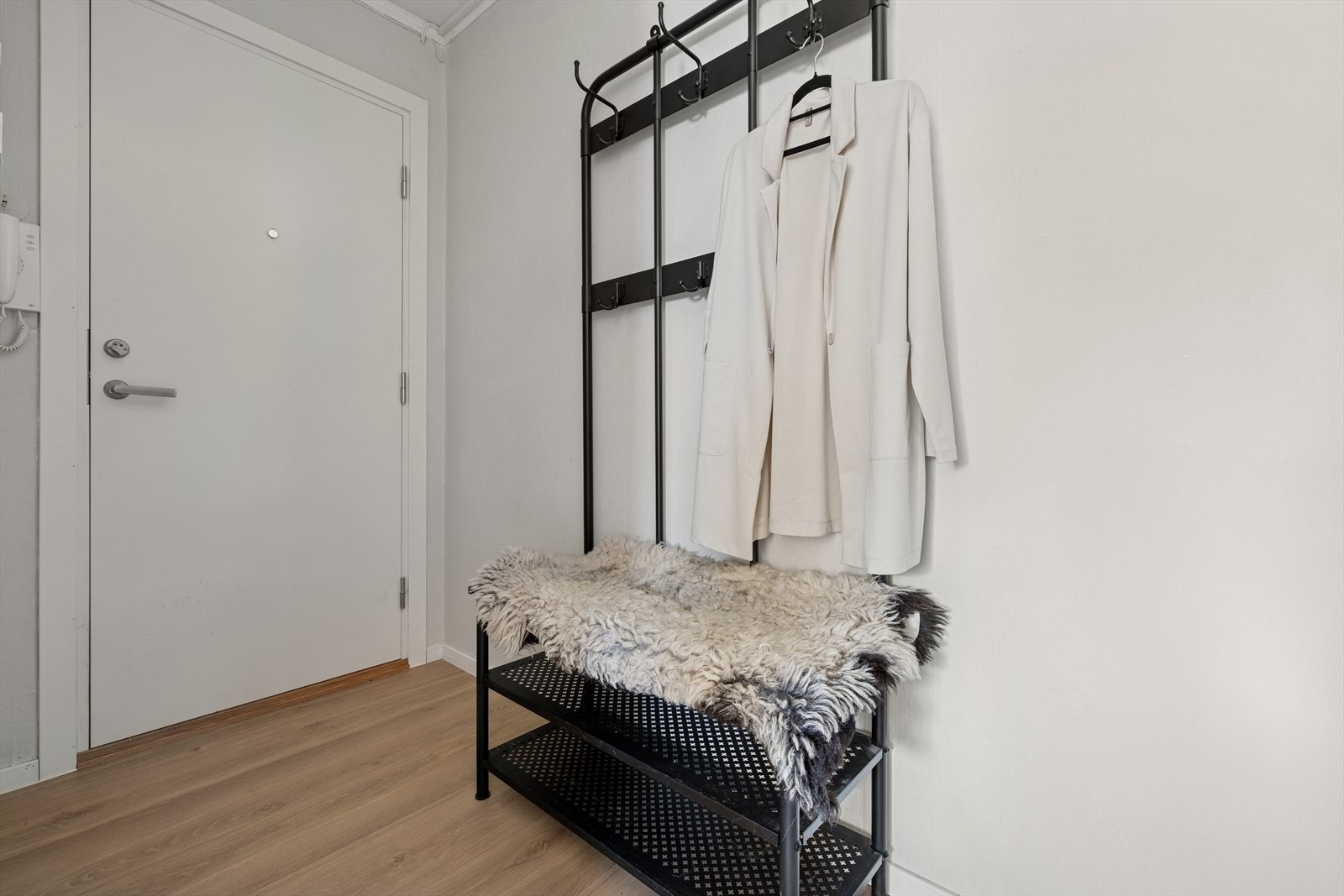 Romslig entré med plass til ulike garderobeløsninger Galleribilde