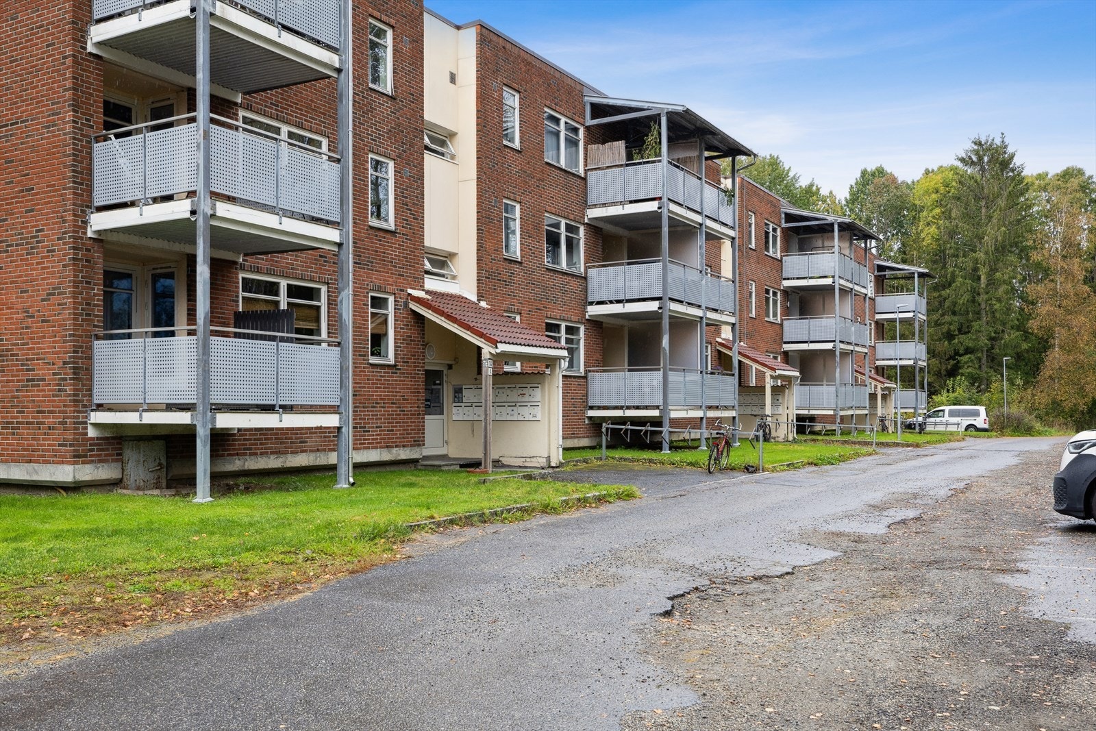 Parkering på felles parkeringsplass med elbil-ladere Galleribilde