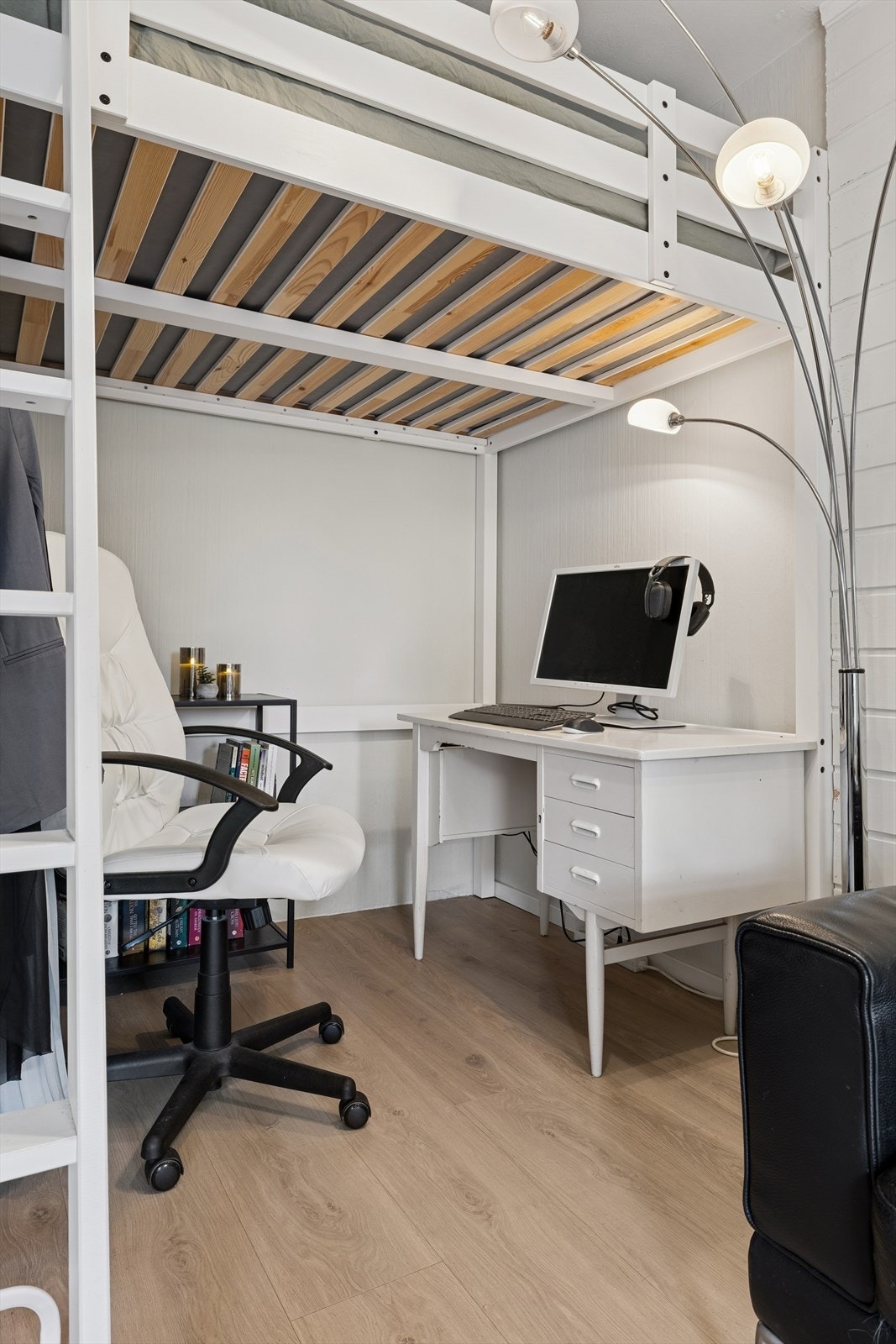 Under sengen er det i tillegg plass til en 200 x 140 seng, eller kontorpult slik det brukes i dag Galleribilde