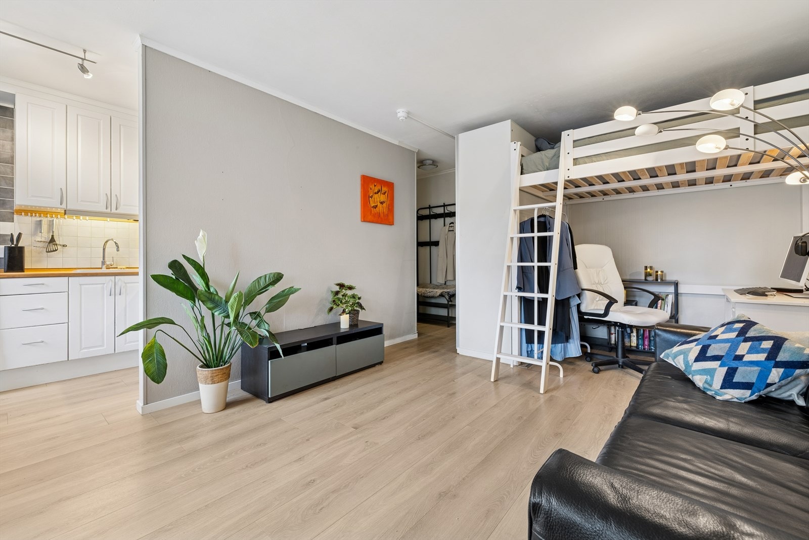 Lys og åpen stue med praktisk løsning som gir både soveplass og kontorpult Galleribilde