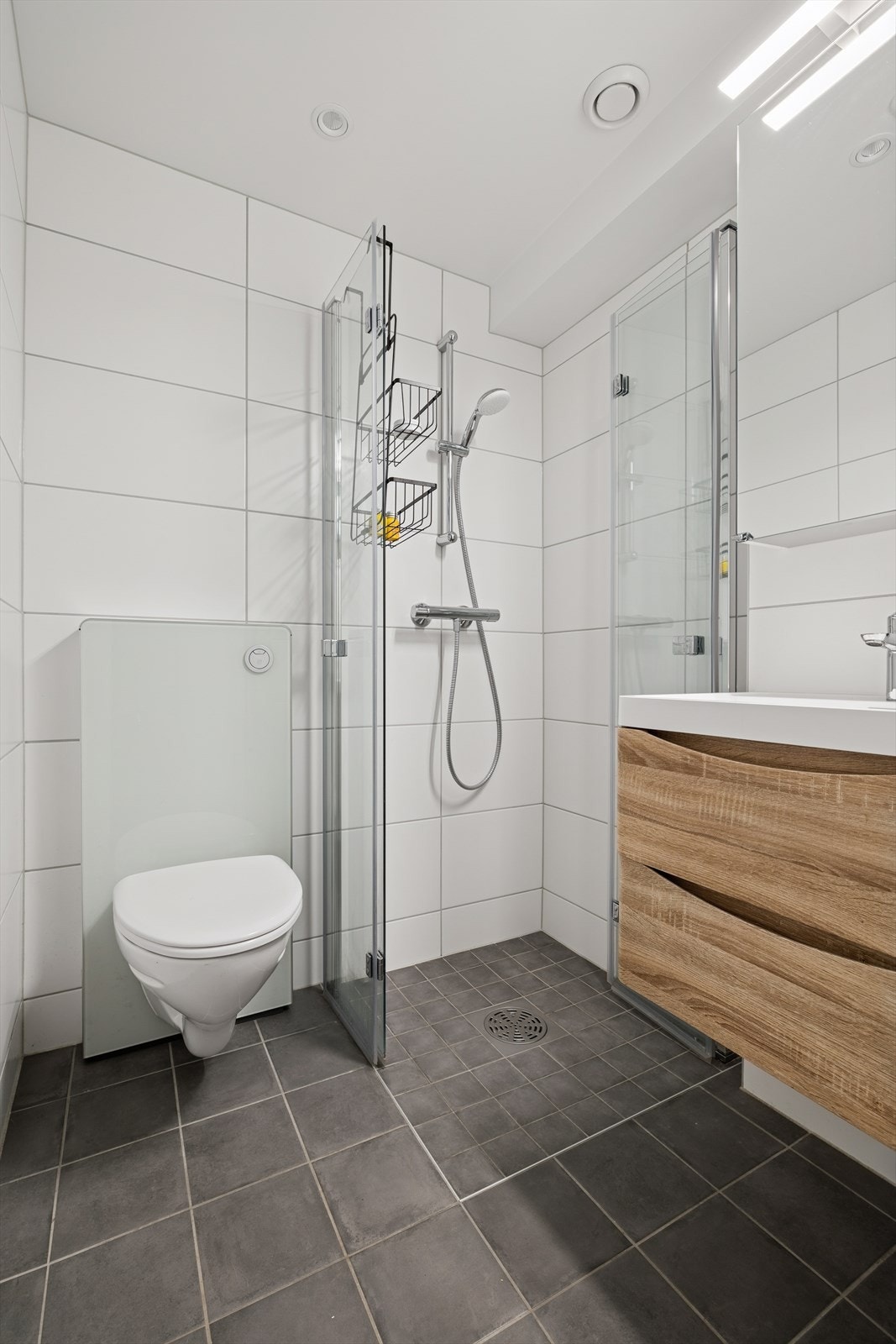 Her er det flislagte overflater med varmekabler i gulv Galleribilde