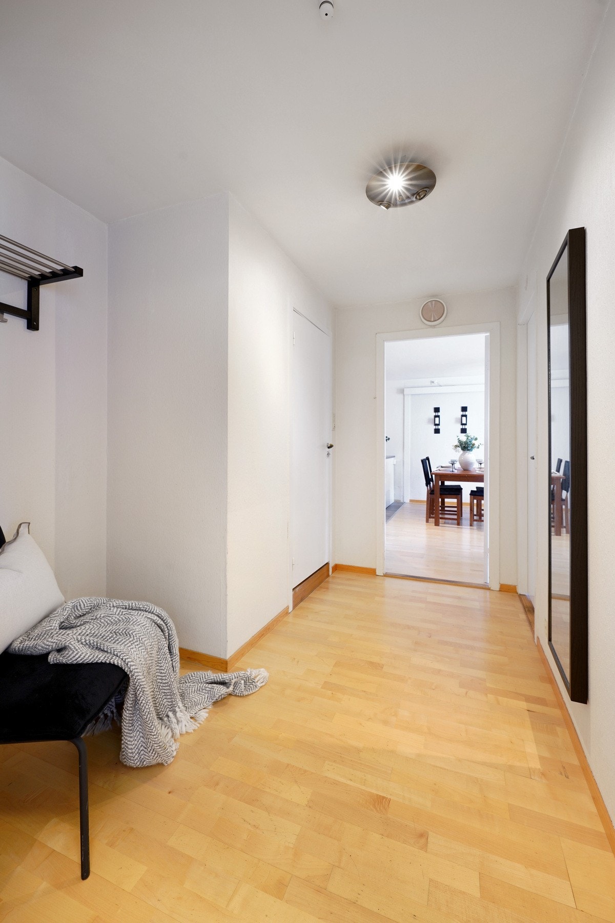 Gang med god plass til jakker og sko. Galleribilde