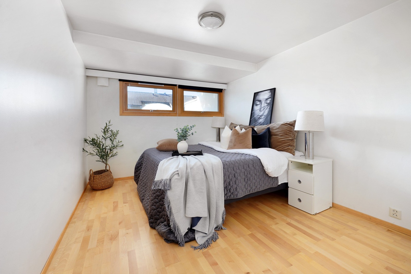 Romslig soverom med plass til garderobeskap. Galleribilde