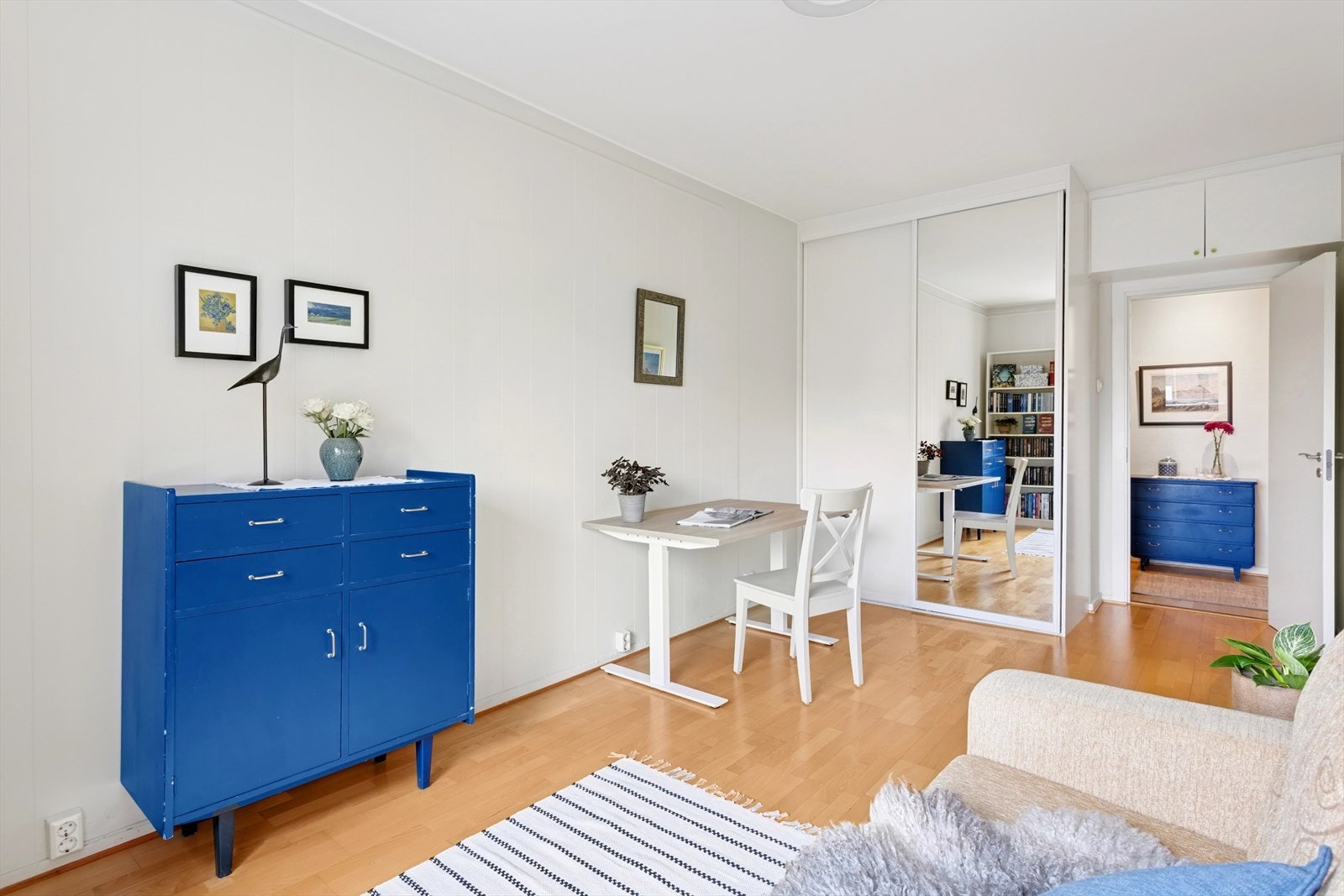 Garderobeskap medfølger. Galleribilde