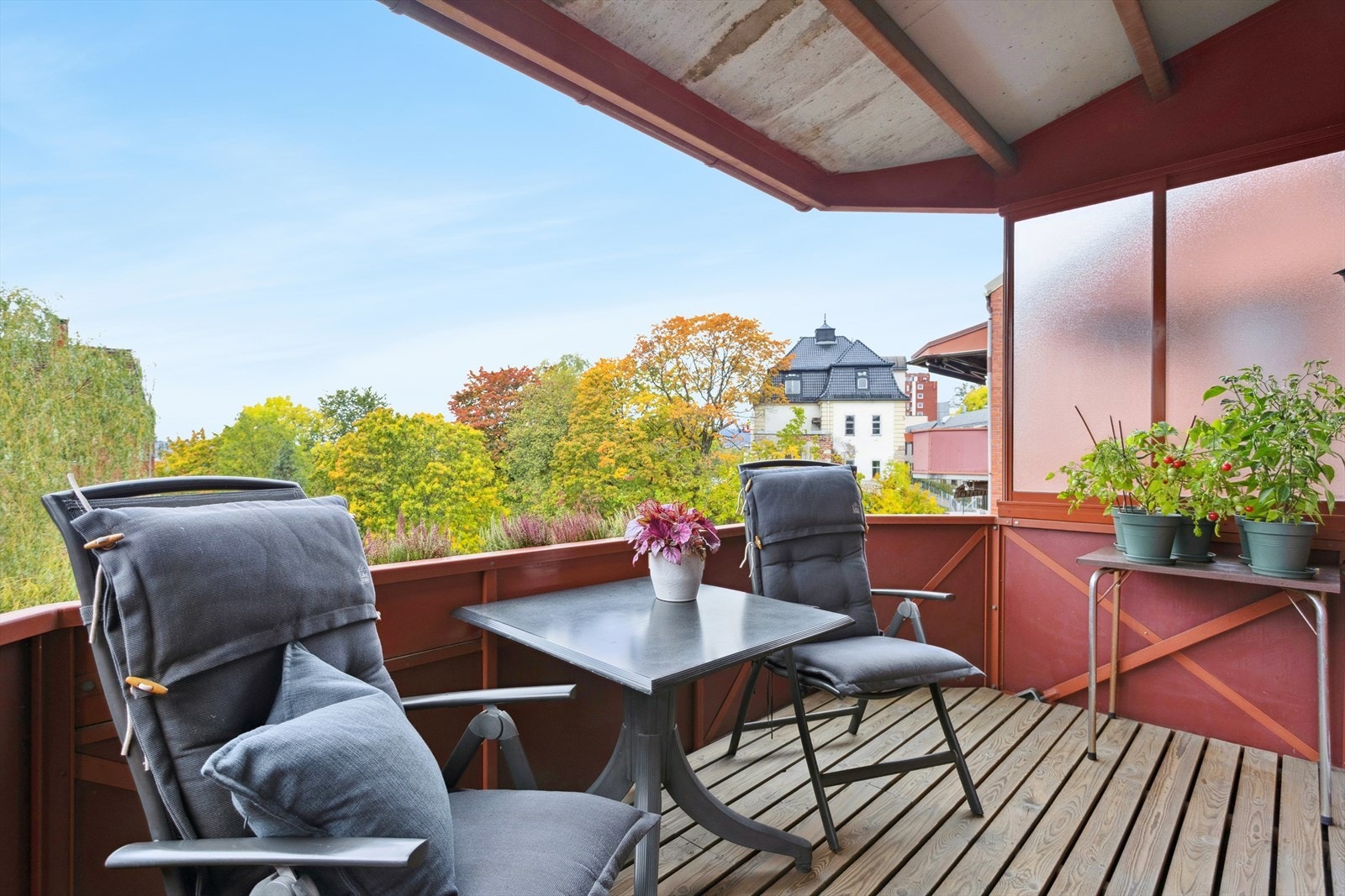 Balkongen byr på flott utsikt over nærområdet og har rikelig med plass til både sittegruppe og blomsterkrukker. Galleribilde
