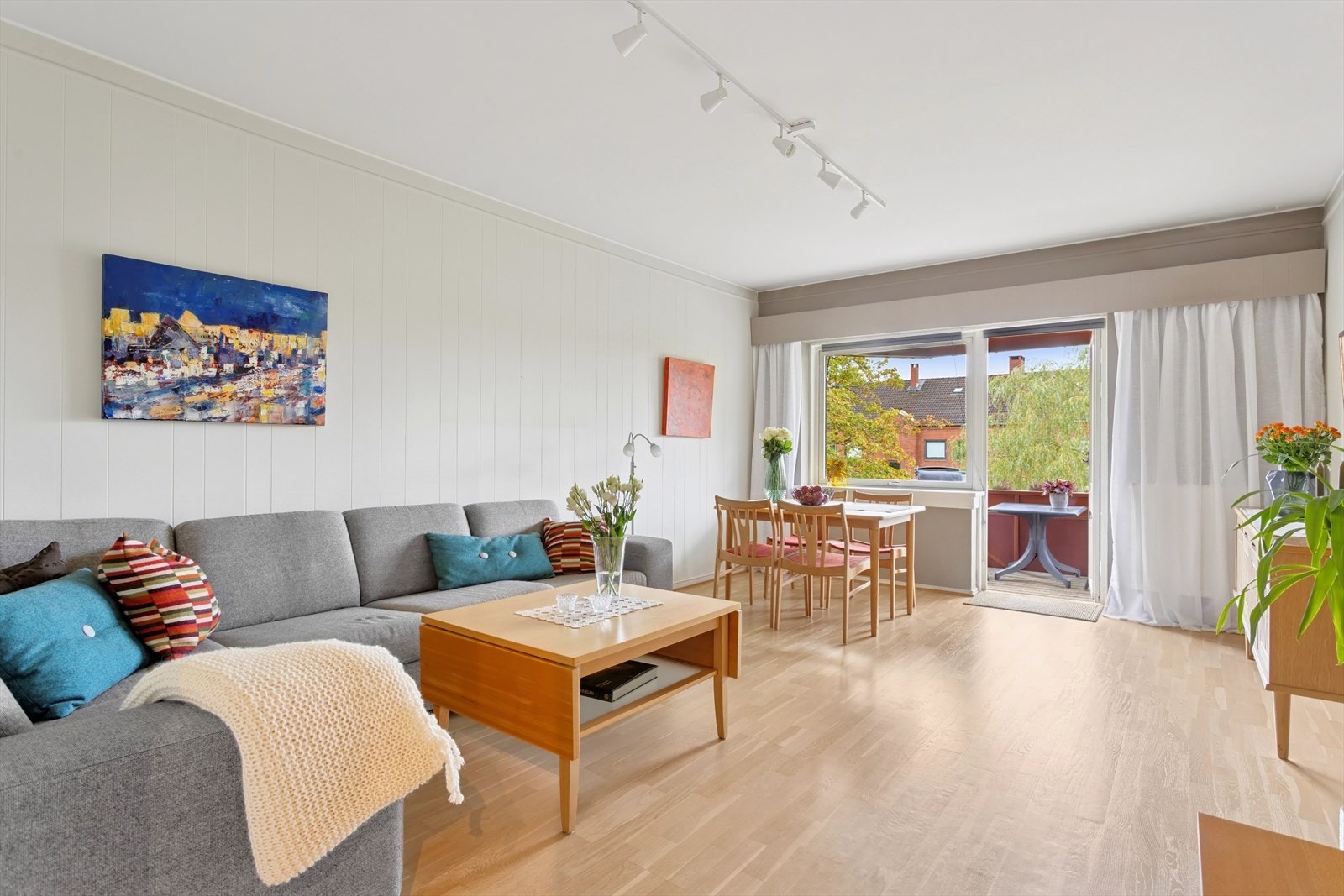 Stuen har god plass til både sofagruppe og spisebord. Galleribilde