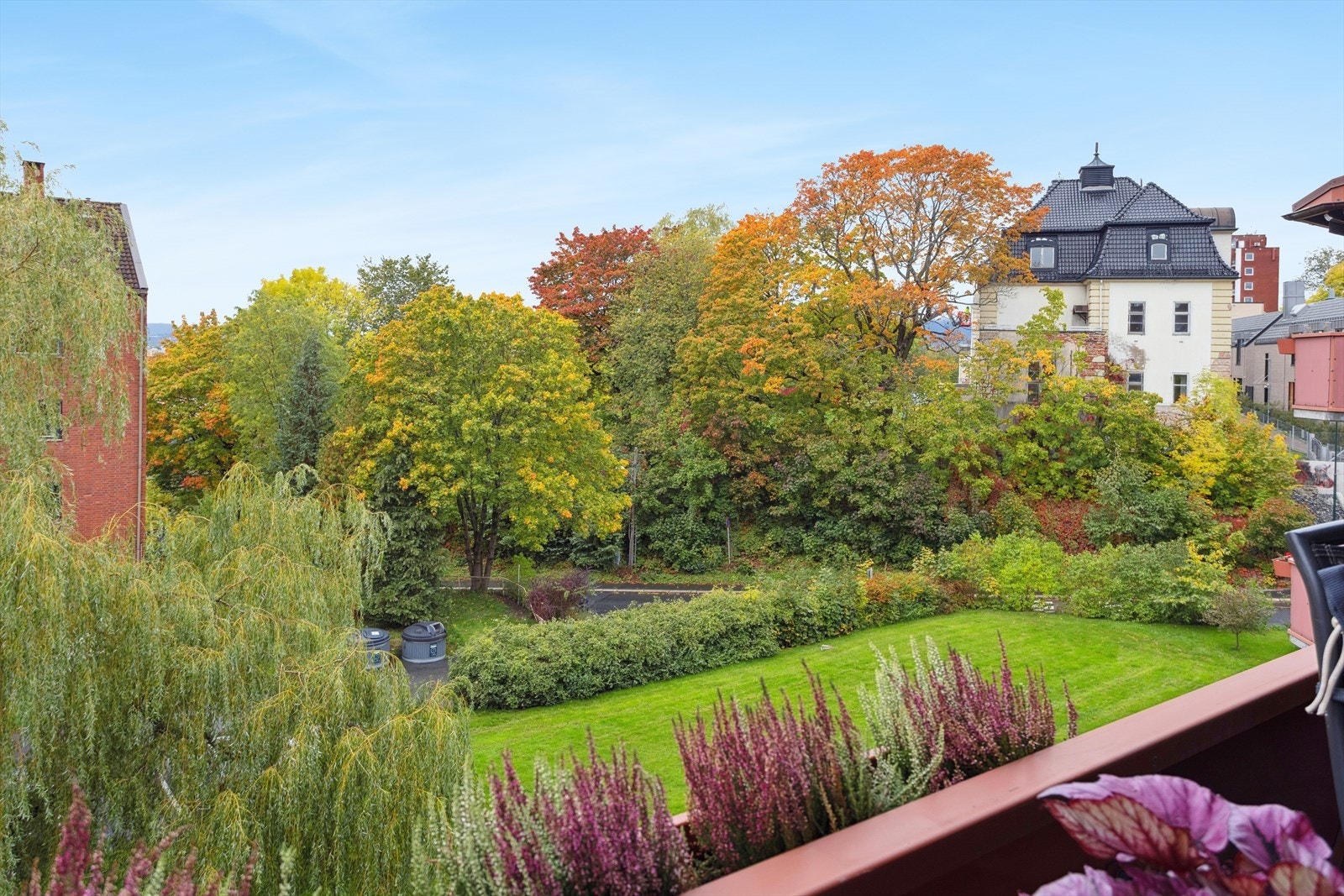 Gulv er belagt med impregnert spaltegulv. Lys, stikk og terrassevarmer er montert. Galleribilde