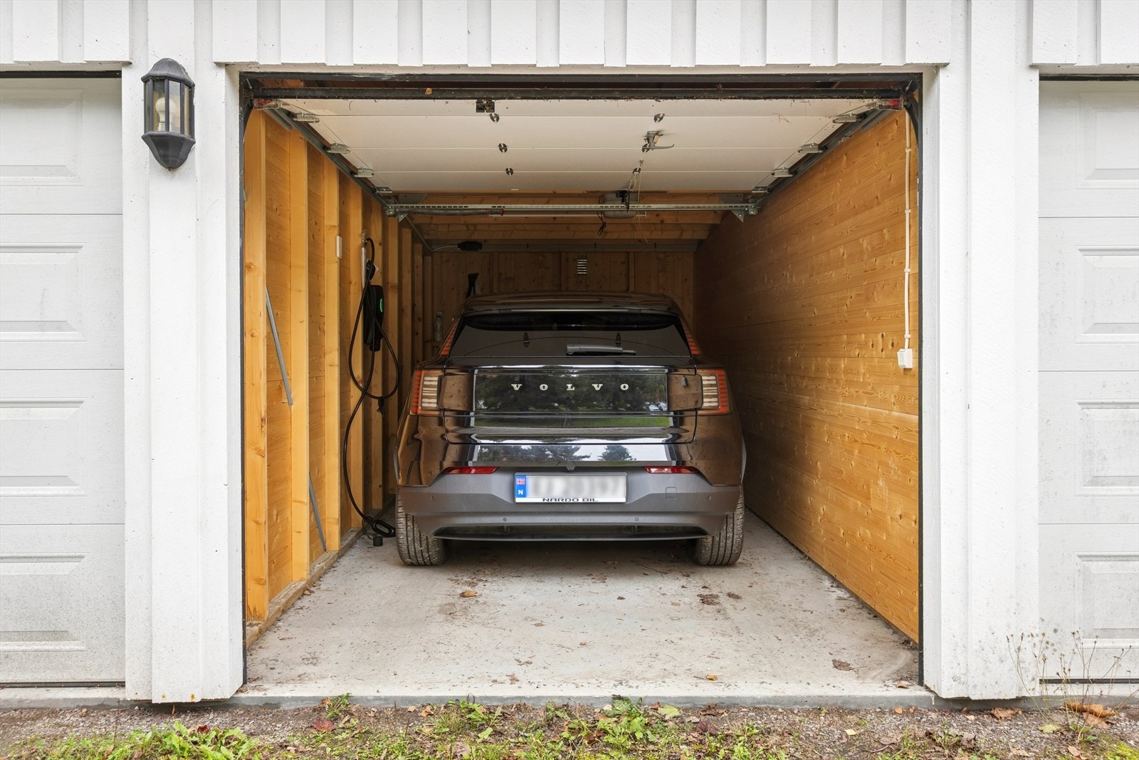 Garasjeplass med lader medfølger. Galleribilde