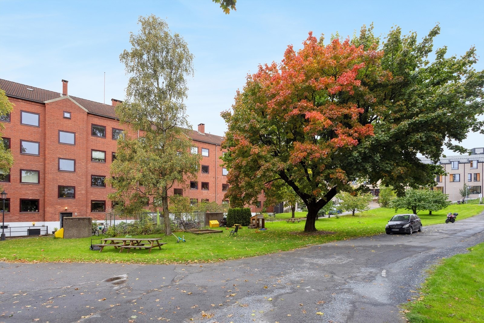 Her får du en innbydende og harmonisk utemiljøopplevelse med plenarealer, prydbusker og naturlig beplantning. Det er i tillegg flere sittegrupper. Galleribilde