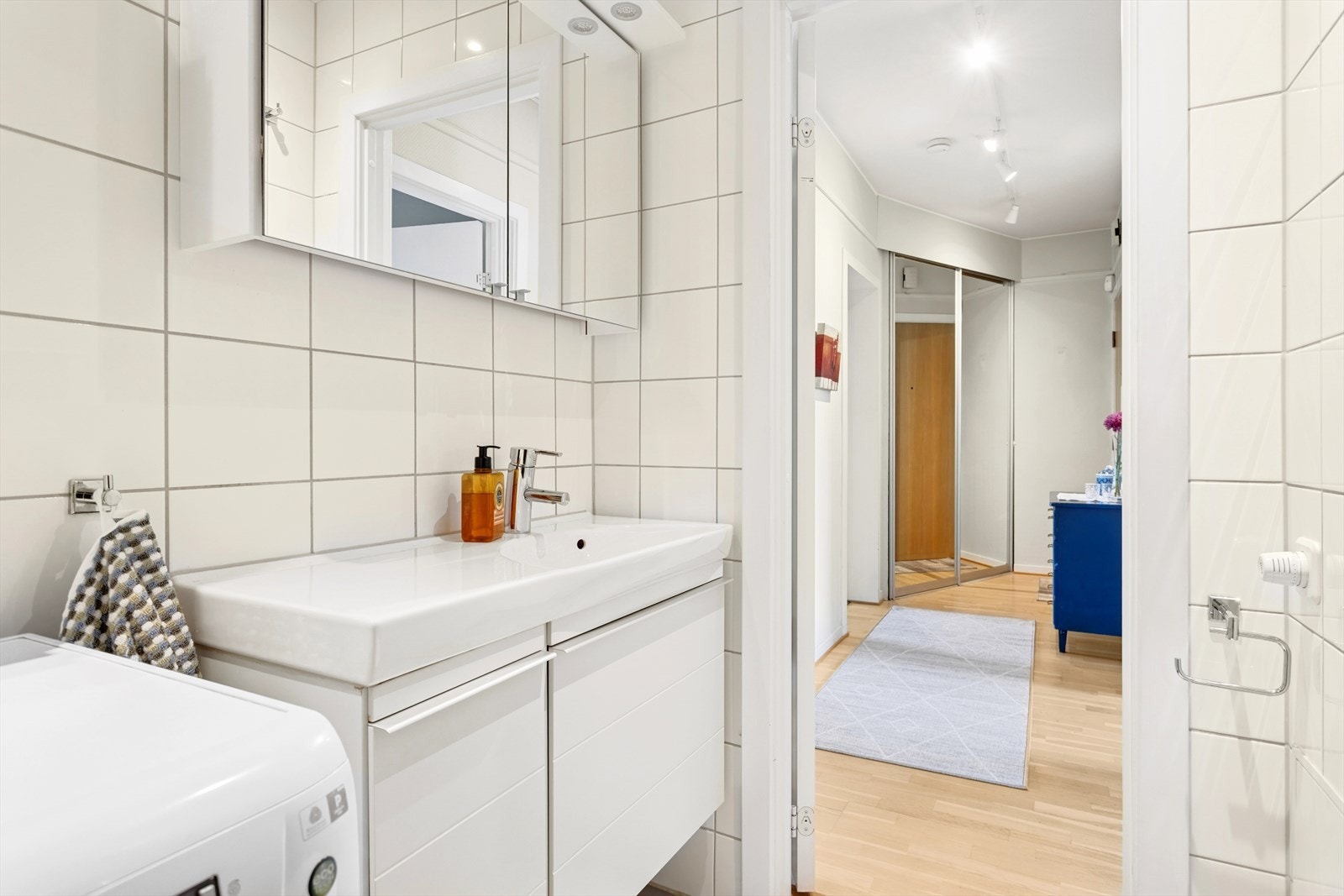 Badet fremstår som lyst og innbydende, med fliser på både gulv og vegger som gir et rent og moderne uttrykk. Vaskemaskin medfølger. Galleribilde