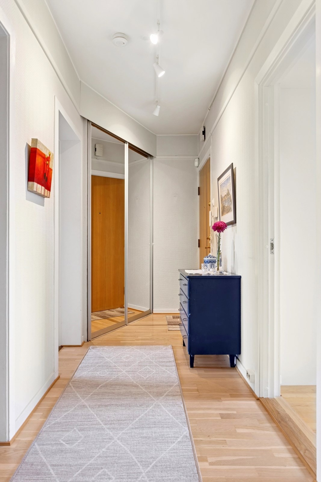 Allerede ved første skritt inn i boligen blir du møtt av et pent og funksjonelt inngangsparti med plass til oppheng av yttertøy og skotøy. Velkommen til visning! Galleribilde