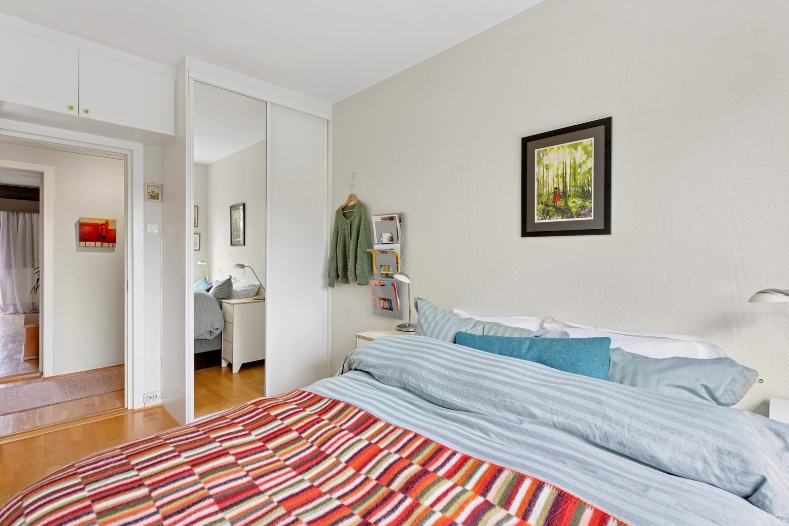 Begge rommene har god plass til dobbeltseng og garderobeløsninger. Galleribilde