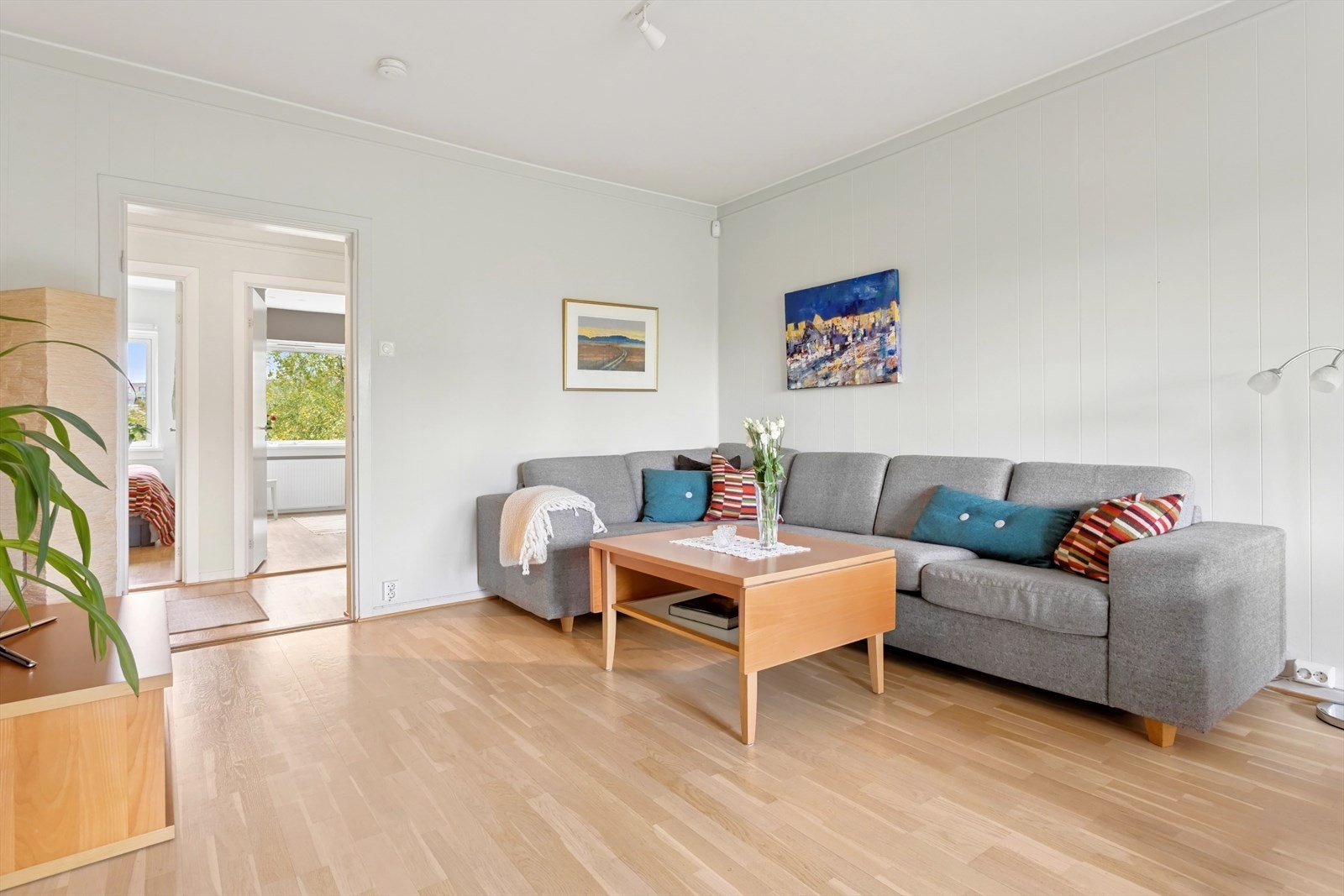 Boligen er gjennomgående, med vinduer på begge sider. Galleribilde