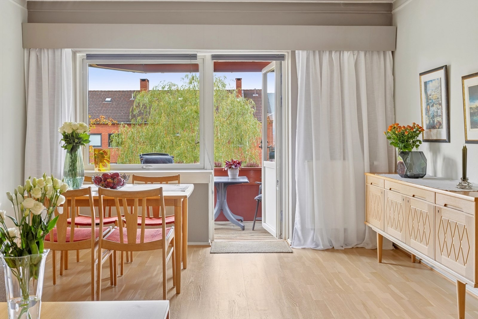 Stuen er et luftig og trivelig samlingspunkt med store vindusflater som gir rikelig med dagslys og en behagelig atmosfære. Galleribilde