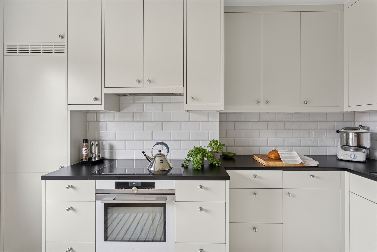 Integrert kjøl/frys, oppvaskmaskin, stekeovn og nedfelt platetopp medfølger. Galleribilde