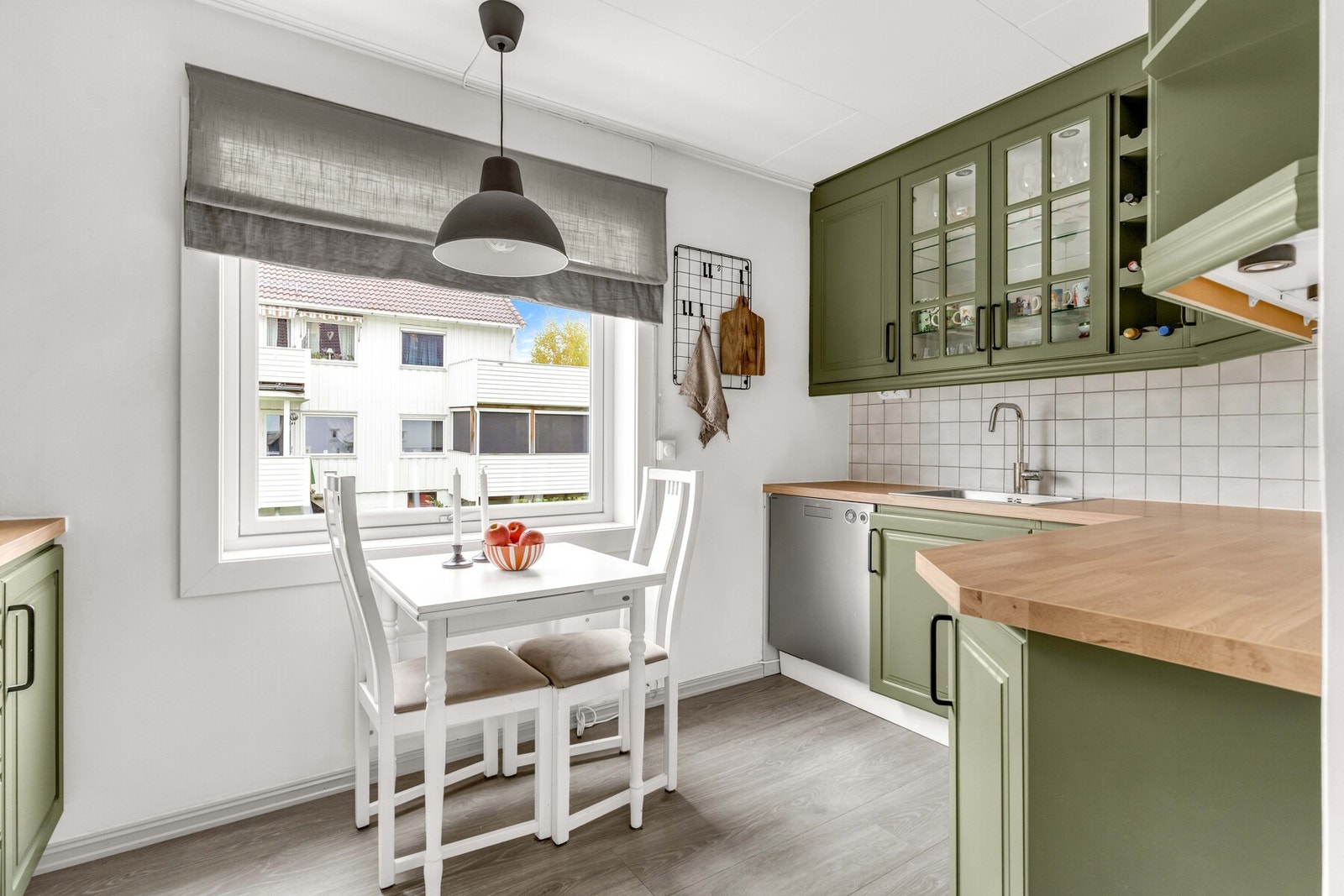 Her er det godt med arbeidsplass og oppbevaring, i tillegg til integrerte hvitevarer som gjør hverdagen mer effektiv. Galleribilde