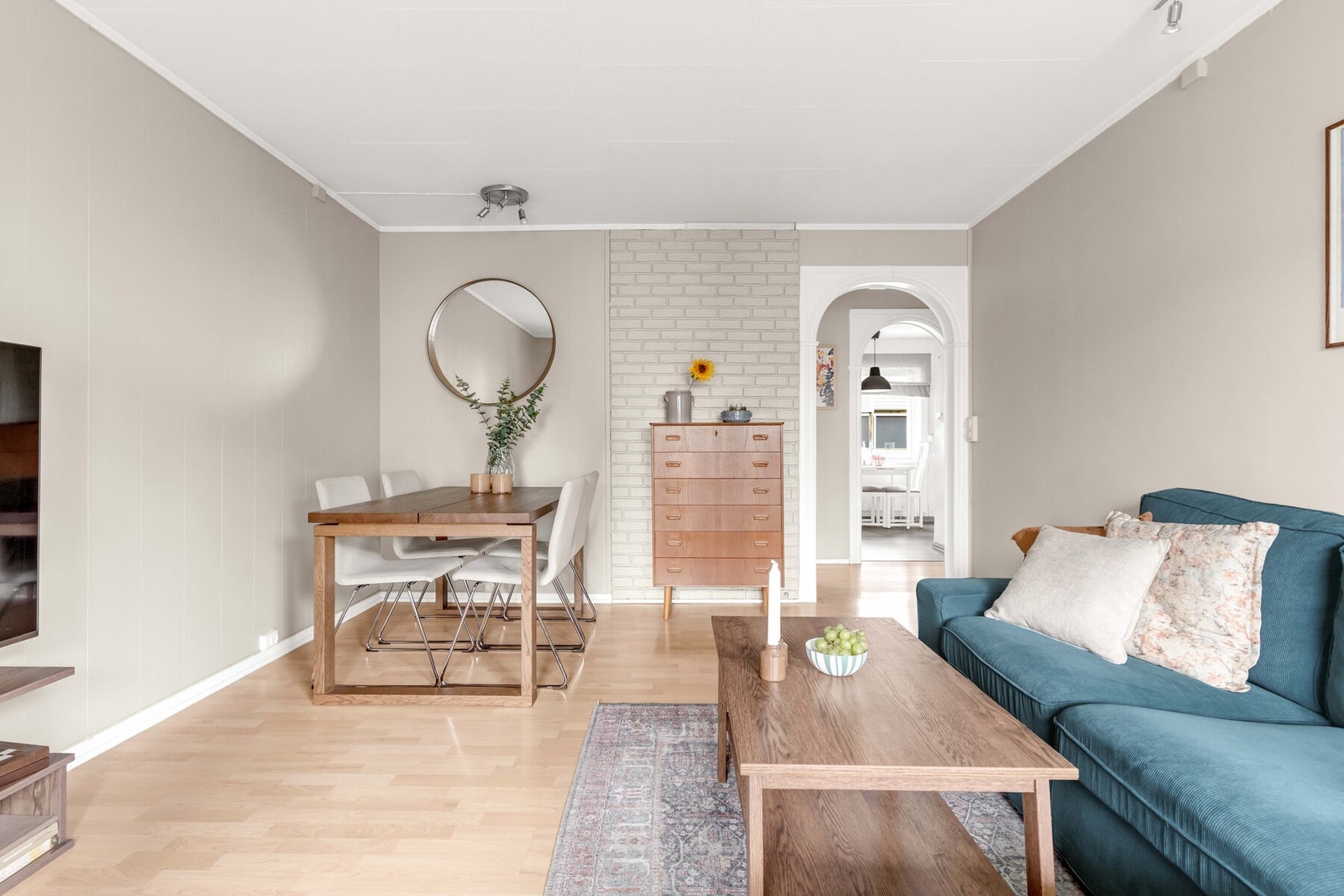 Store vindusflater slipper inn mye dagslys og gir en behagelig atmosfære. Galleribilde