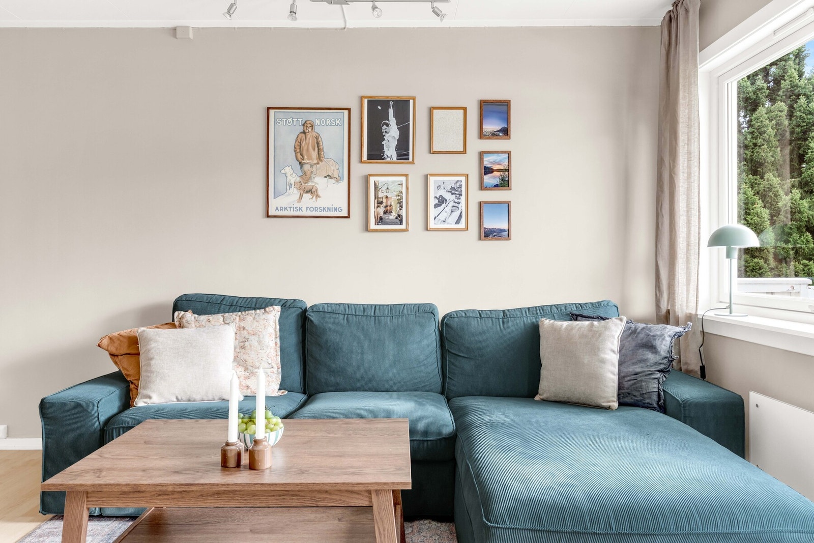 Stuen er malt i en lun beige tone og har lyst laminatgulv som gir rommet et tidløst preg. Galleribilde