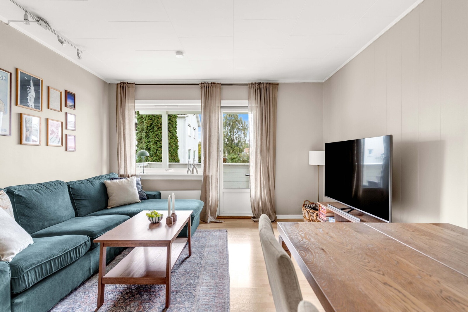 Utgangen til den sydvendte balkongen gjør rommet ekstra luftig og åpent. Galleribilde