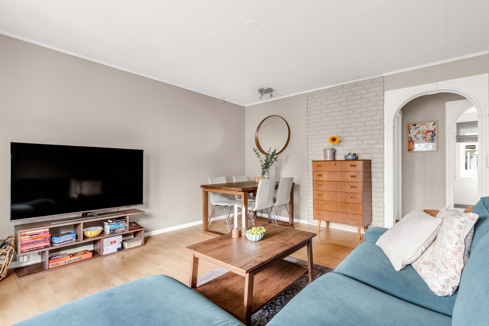 Her er det god plass til sofagruppe, TV-løsning og et lite spisebord, slik at rommet fungerer like godt til hverdags som når du får besøk. Galleribilde