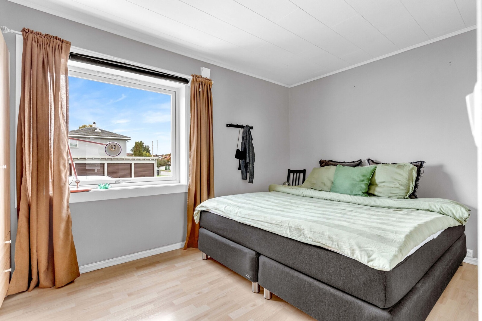 Leiligheten har et romslig soverom med god plass til dobbeltseng, nattbord og garderobeløsning. Galleribilde