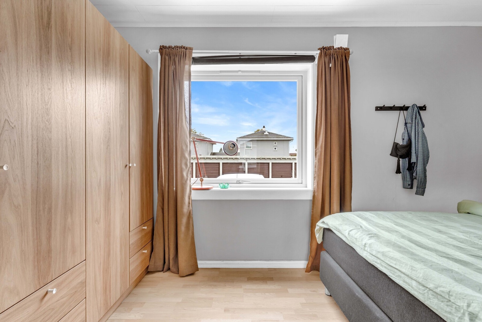 Soverommets rolige atmosfære gjør det til et sted det er lett å trekke seg tilbake og finne ro og hvile. Galleribilde