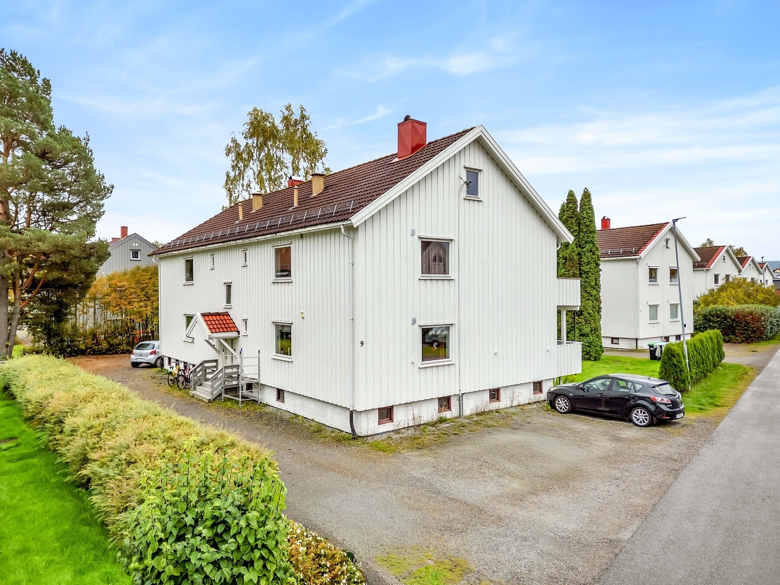 Leiligheten disponerer en biloppstillingsplass på felles parkeringsplass utenfor bygningen. Ellers parkering etter gjeldende bestemmelser. Galleribilde