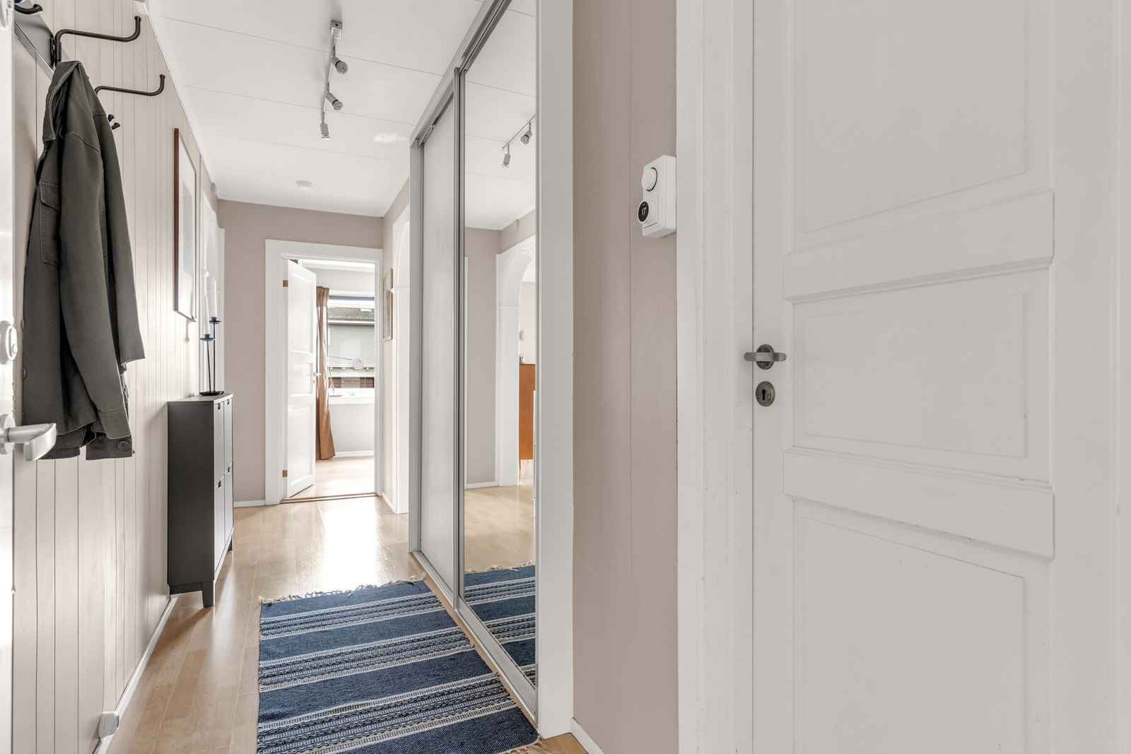 Leiligheten ønsker deg velkommen med en praktisk entré som gir et godt førsteinntrykk. Her er det plass til å henge fra seg yttertøy og sette fra seg sko på en ryddig måte. Galleribilde