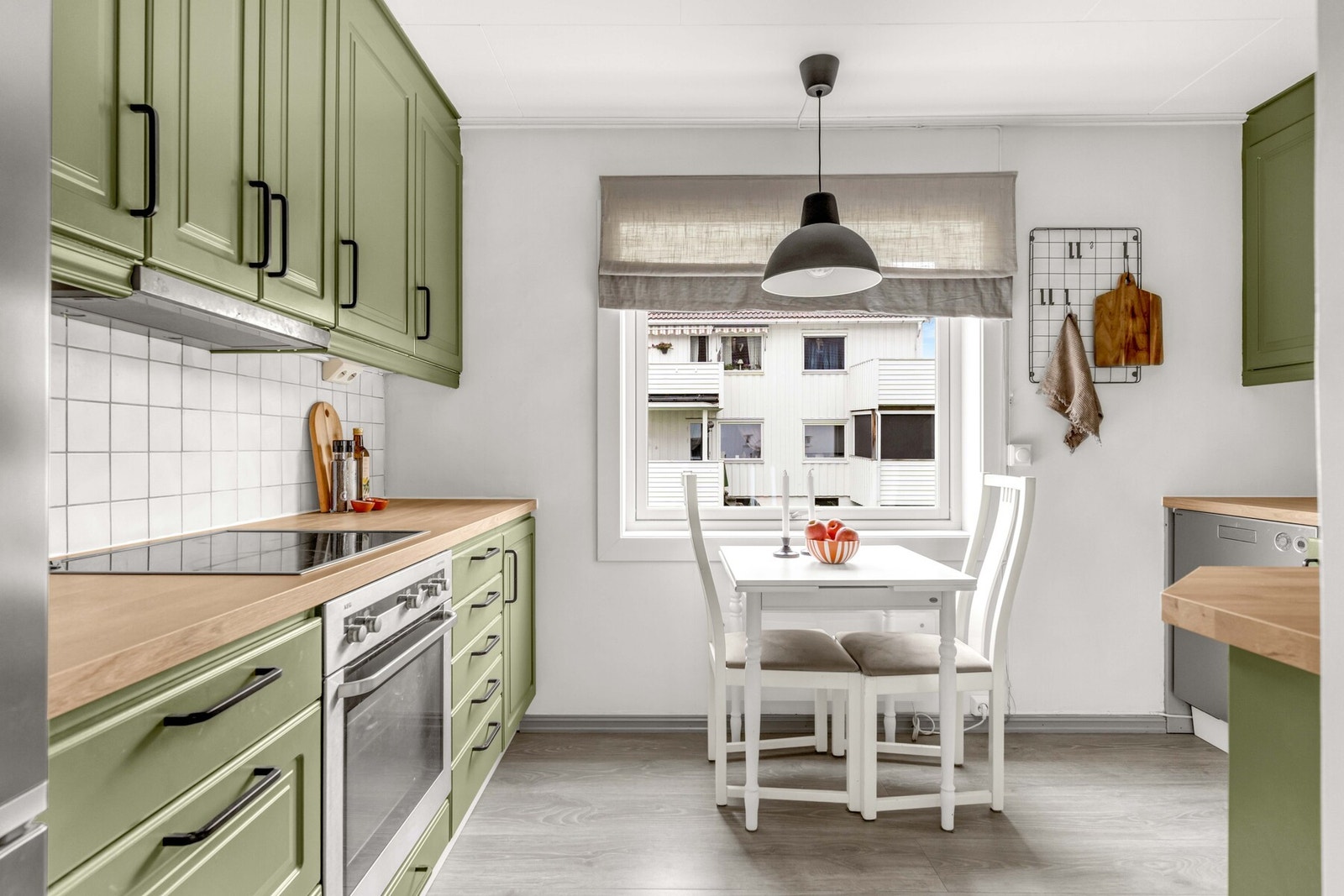 Kjøkkenet ligger separat, slik at matlagingen kan foregå i fred uten å forstyrre gjestene i stuen. Galleribilde