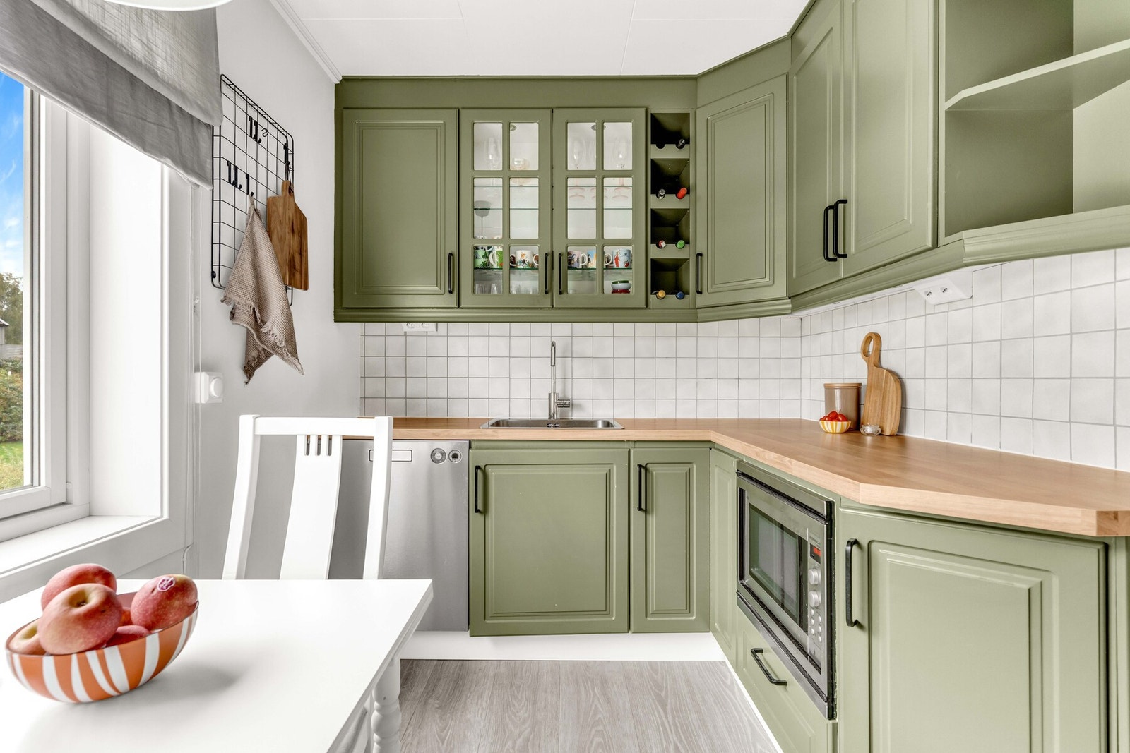 Innredningen har profilerte fronter og fremstår pent og klassisk. Galleribilde