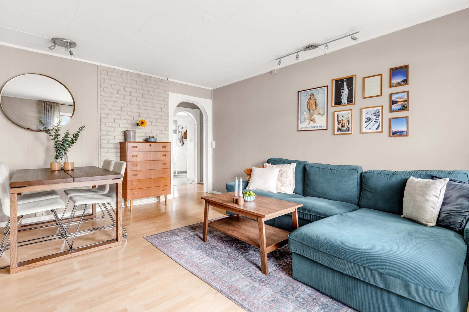 Fra gangen kommer du inn i en koselig og lys stue som blir selve hjertet av hjemmet. Galleribilde