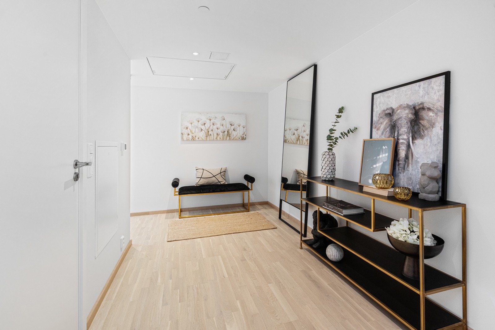 Romslig entre med gode muligheter for oppbevaring eller garderobe/bodløsning Galleribilde