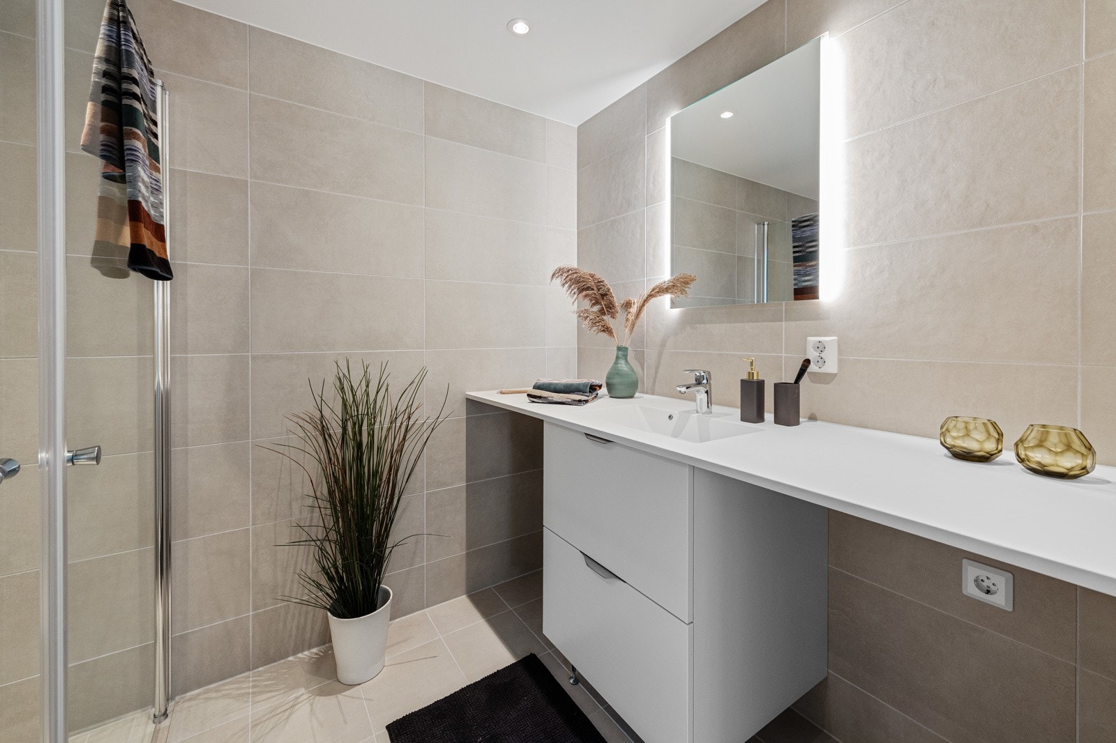 Opplegg for vaskemaskin og tørketrommel under benk Galleribilde