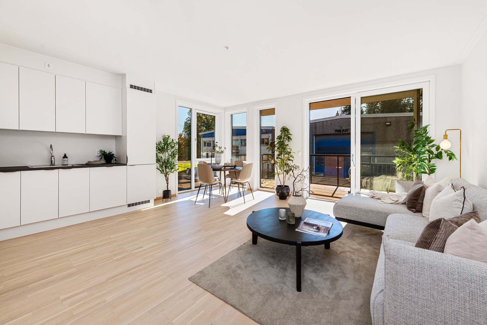 Flott stue-kjøkkenløsning Galleribilde