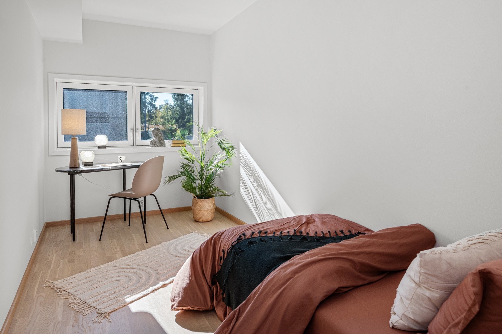 Soverom 2 - fin plass til både seng og kontorplass Galleribilde