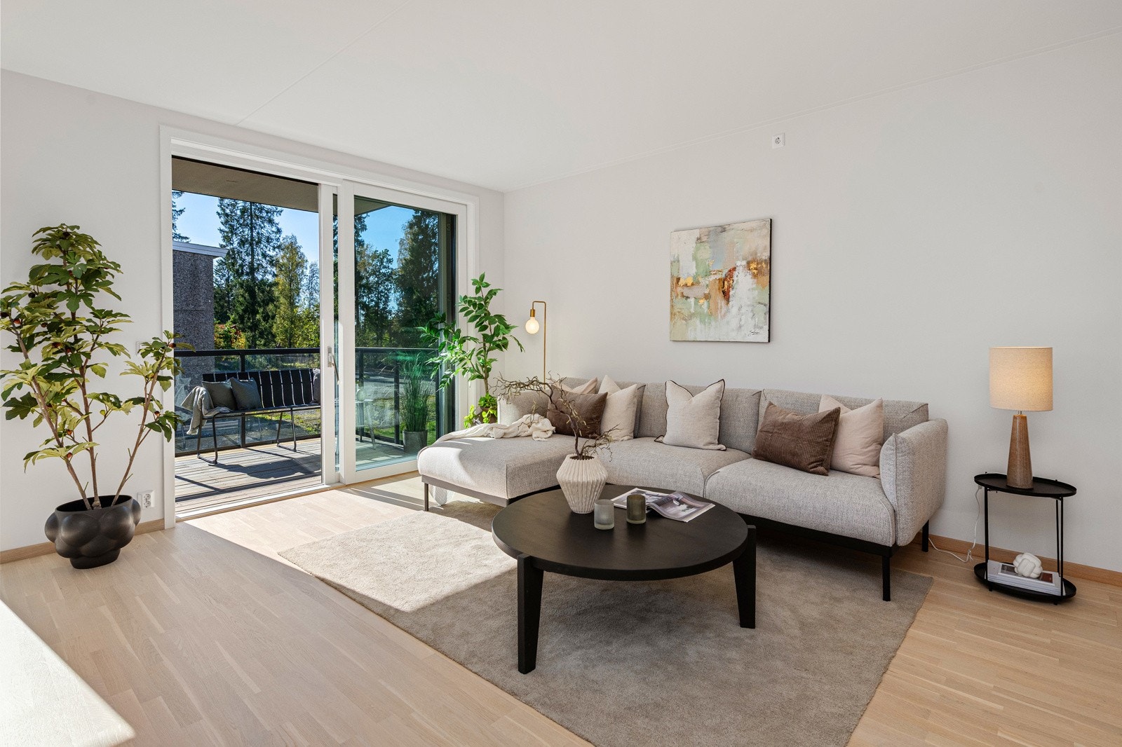 Skyvedør ut til romslig og solrik balkong Galleribilde