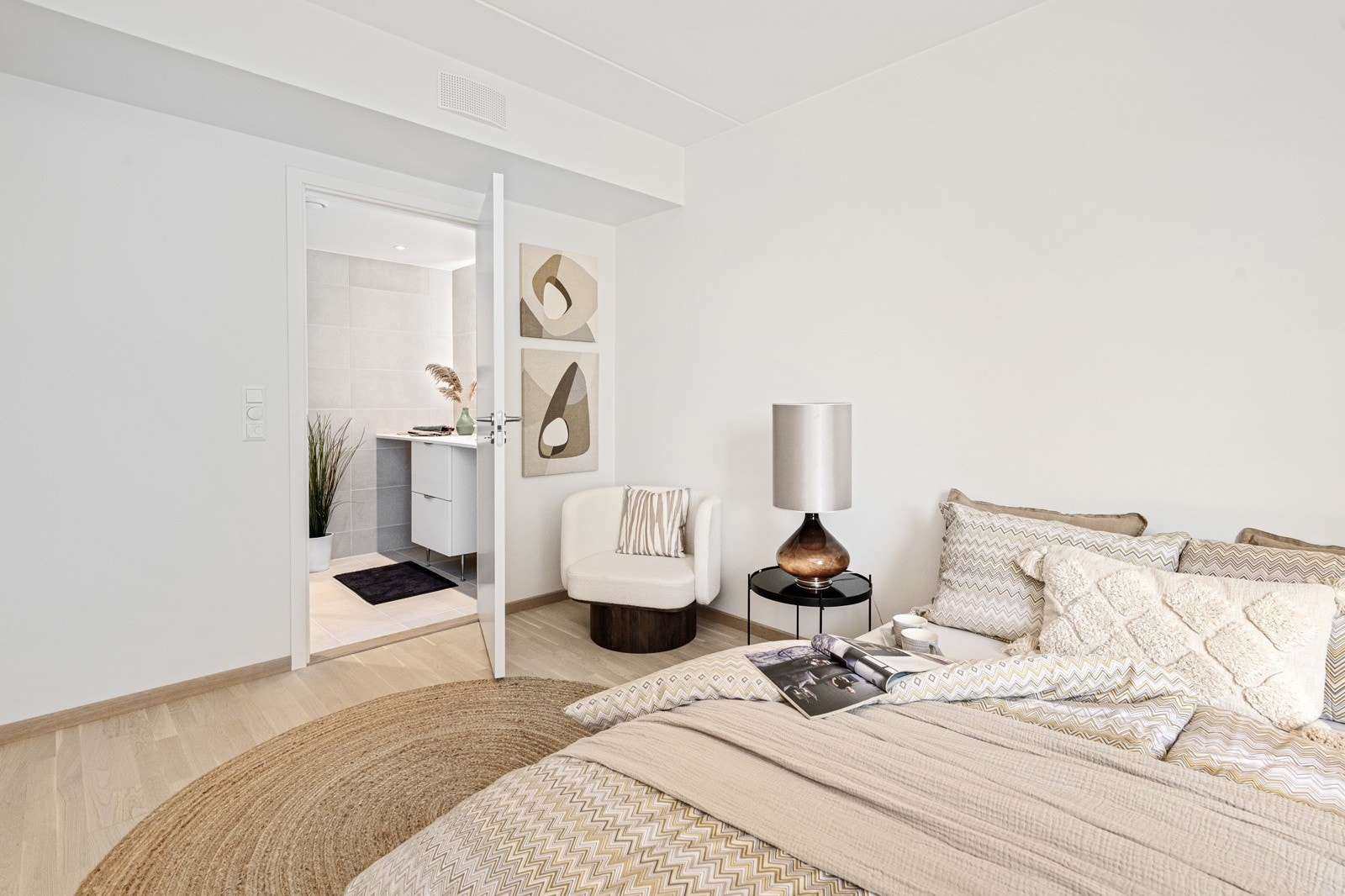 Tilgang til eget bad fra hovedsoverommet Galleribilde