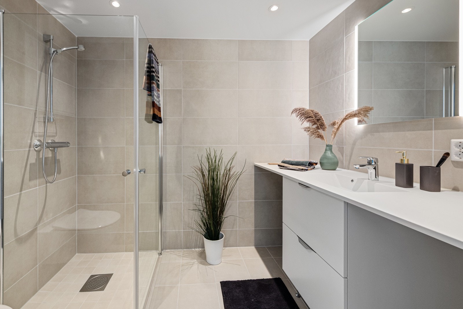 Praktiskt og delikat bad Galleribilde