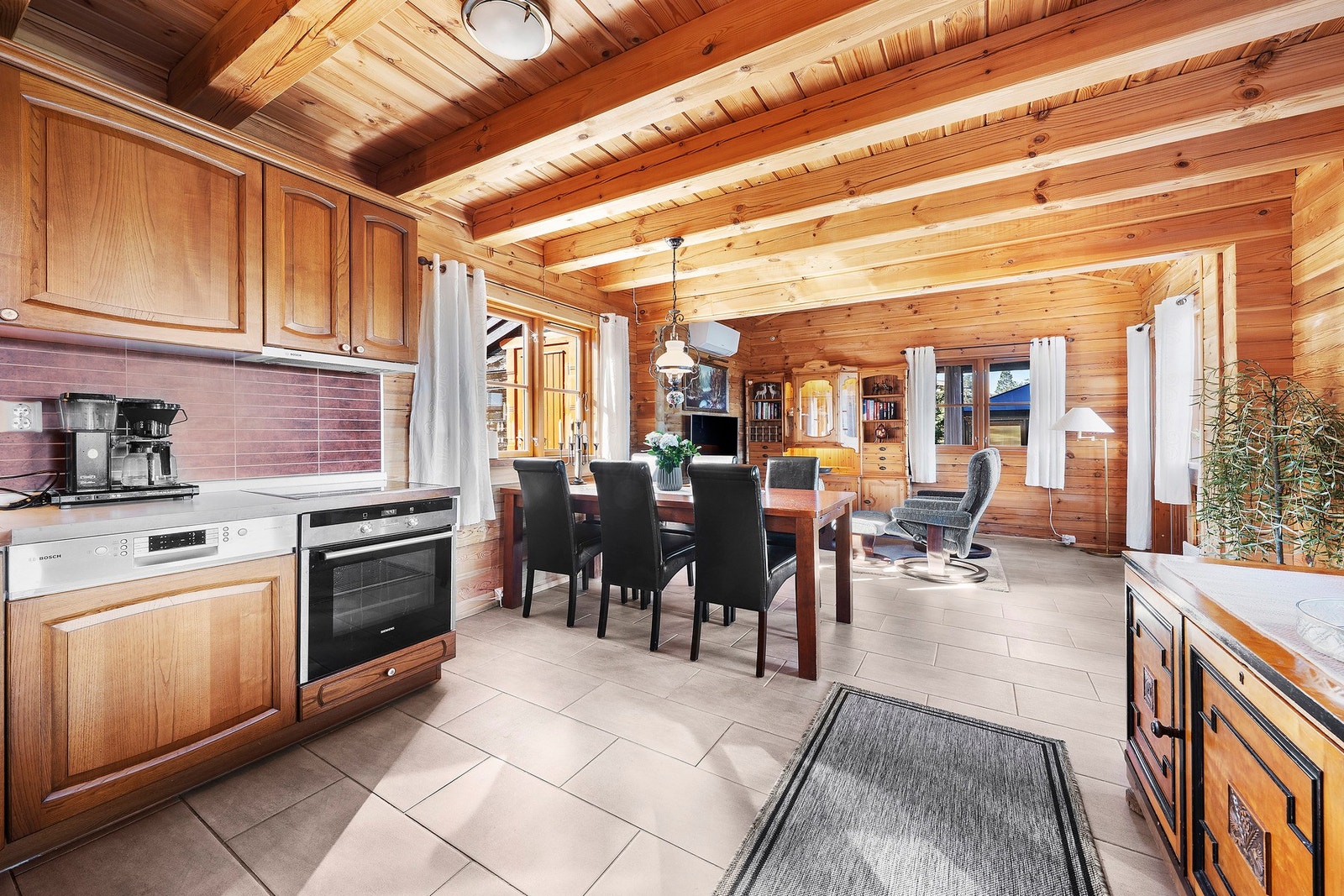 Lys og romslig stue med store vinduer sørger for flott lysinnslipp. Galleribilde