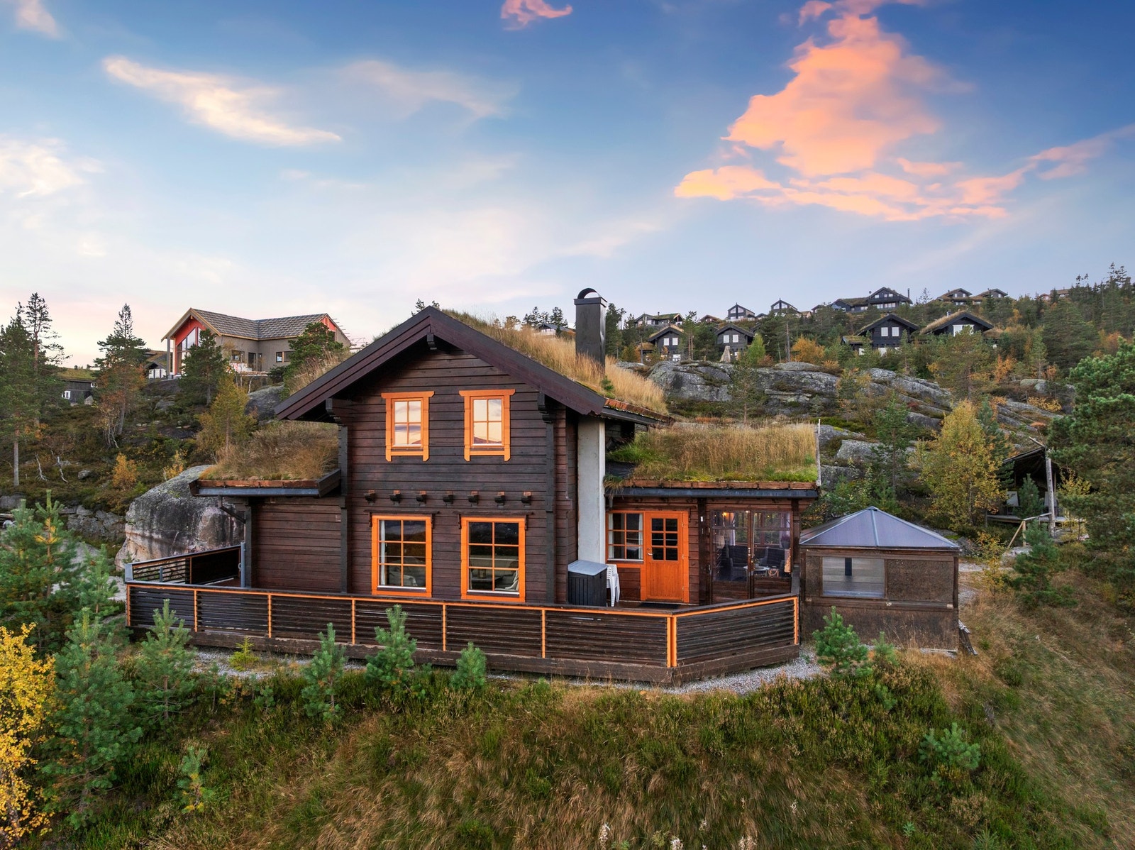 Hytta ligger idyllisk til i Vrådal Panorama - et område som virkelig lever opp til navnet sitt. Fra eiendommen har du fantastisk utsikt over innsjøen Nisser, omgitt av vakre fjell og skogkledde åser. Her får du solrike dager og et landskap som skifter kar Galleribilde